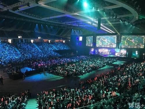 她的成功背 她的成功背